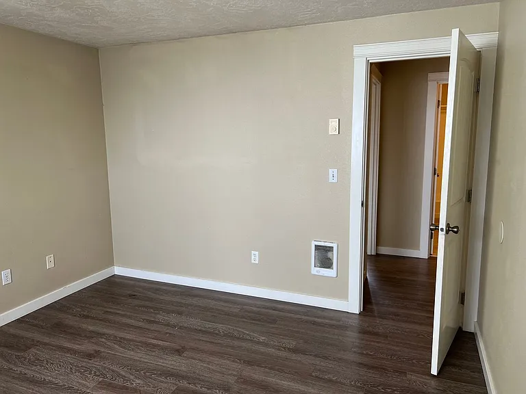 410 SW Fall St — Photo 6