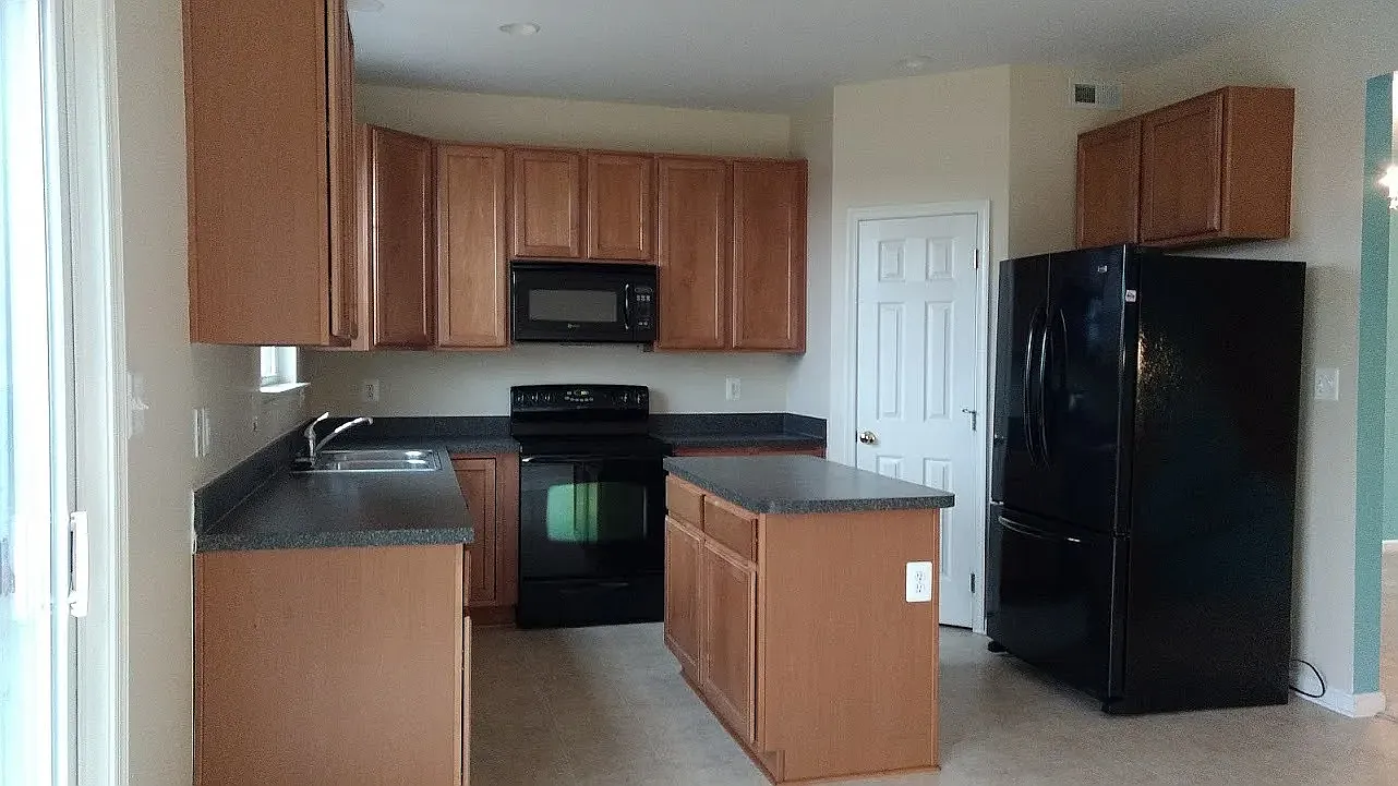 3 bed, 2.5 bath, 1421 sqft, $2,025 — Photo 2