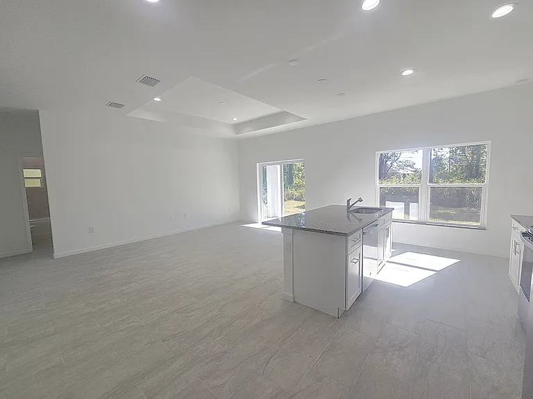 940 Sterling St E — Photo 12