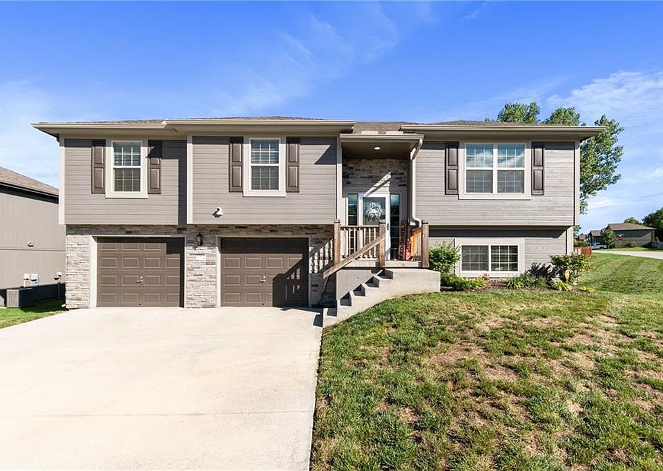 1st image of 214 NE Greystone Way