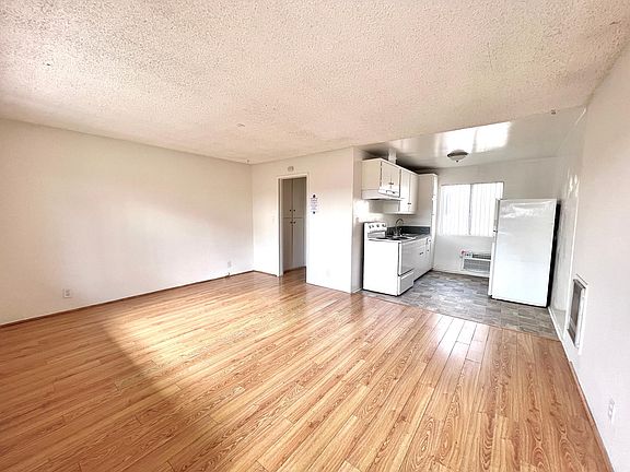 3rd image of 14555 Saticoy St #35