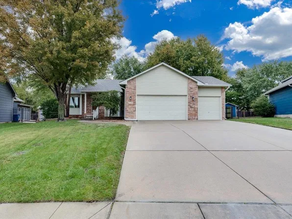 1418 N Briarwood Pl, Derby, KS 67037