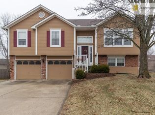 121 E Laredo Trl, Raymore, MO 64083