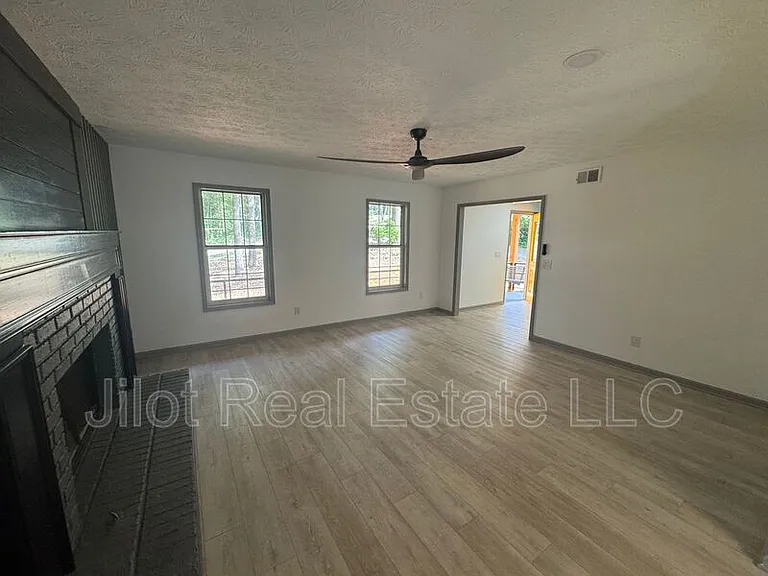 63 Lakeview Ln — Photo 9