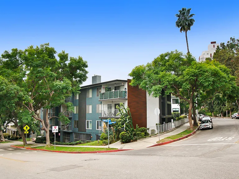 8300 De Longpre — Photo 1