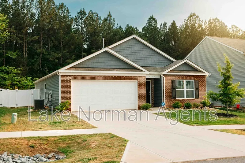 4 bed, 2.0 bath, 1764 sqft, $2,095 — Photo 3