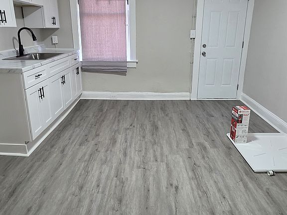 5th image of 921 Appleton St
