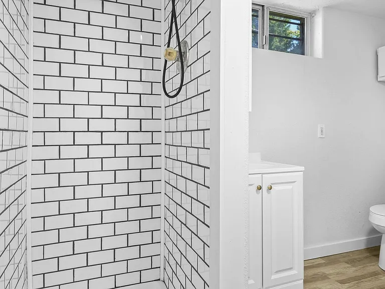 7684 N Vancouver Ave — Photo 11