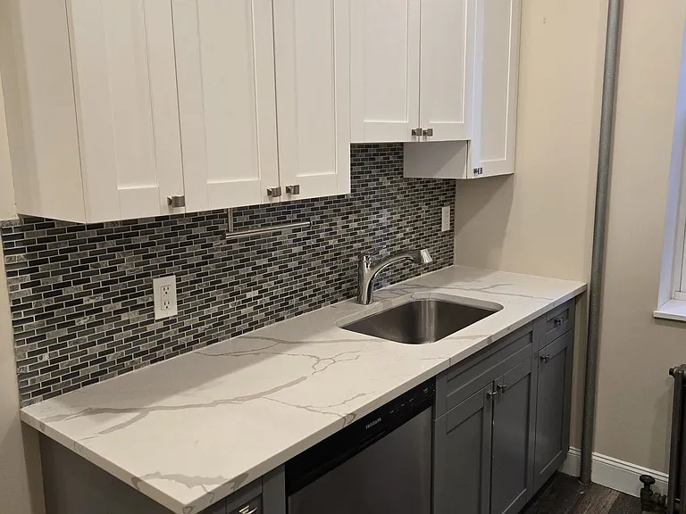 289 Day Ave #C4 — Photo 1