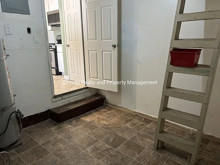 476 E Downs St — Photo 13