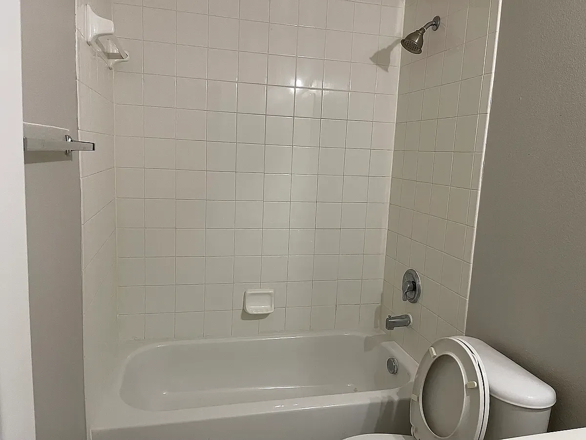 3 bed, 1955 sqft, $2,300 — Photo 1