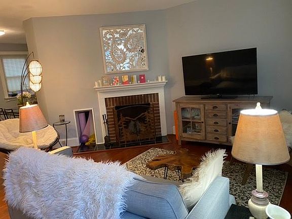 Living Rm w/ Working Fireplace