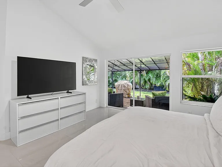 2218 NW 52nd St — Photo 15