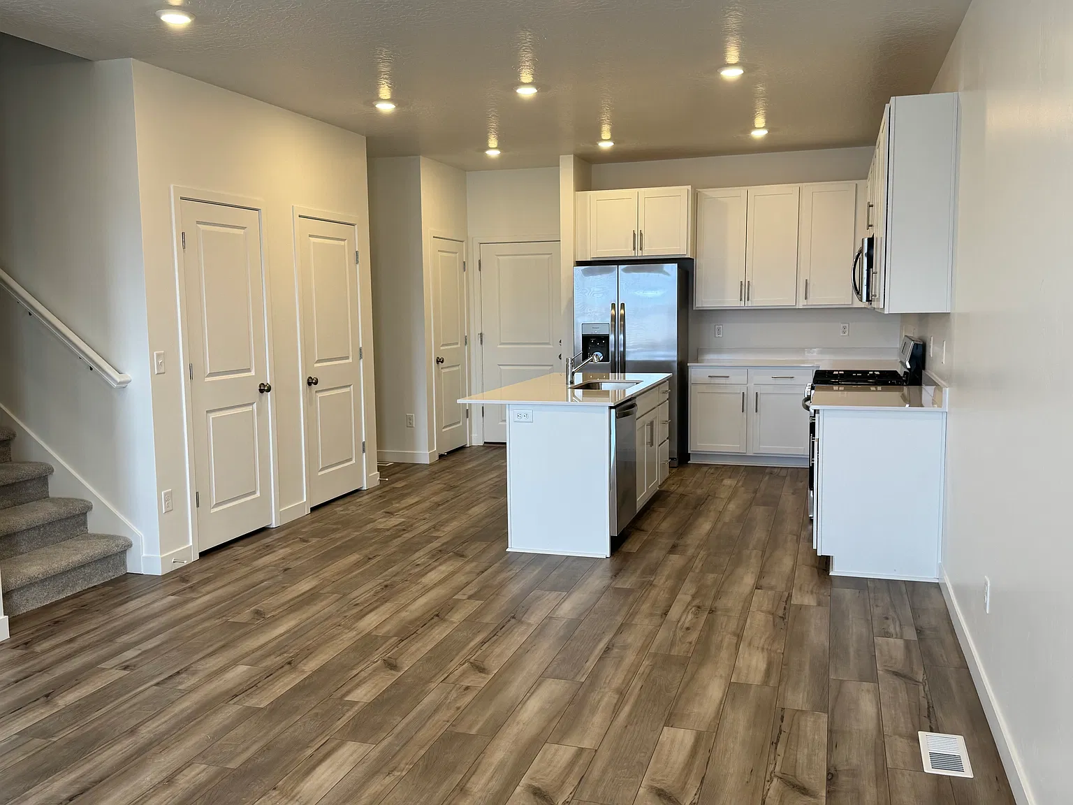 3 bed, 1939 sqft, $2,800 — Photo 1