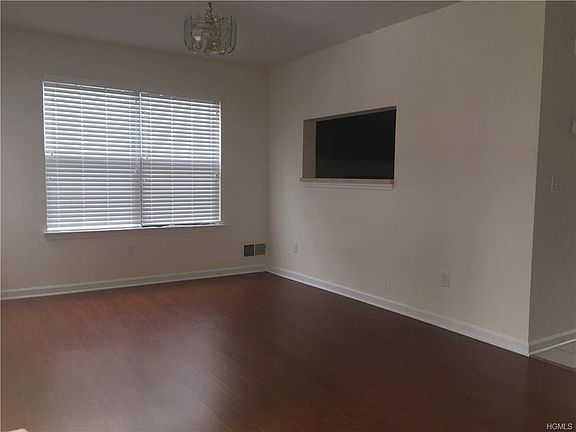 5th image of 55 Jonathan Dr