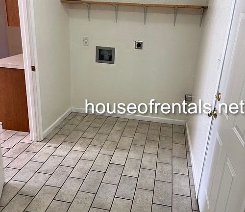 3rd image of 907 Pear St APT B-1