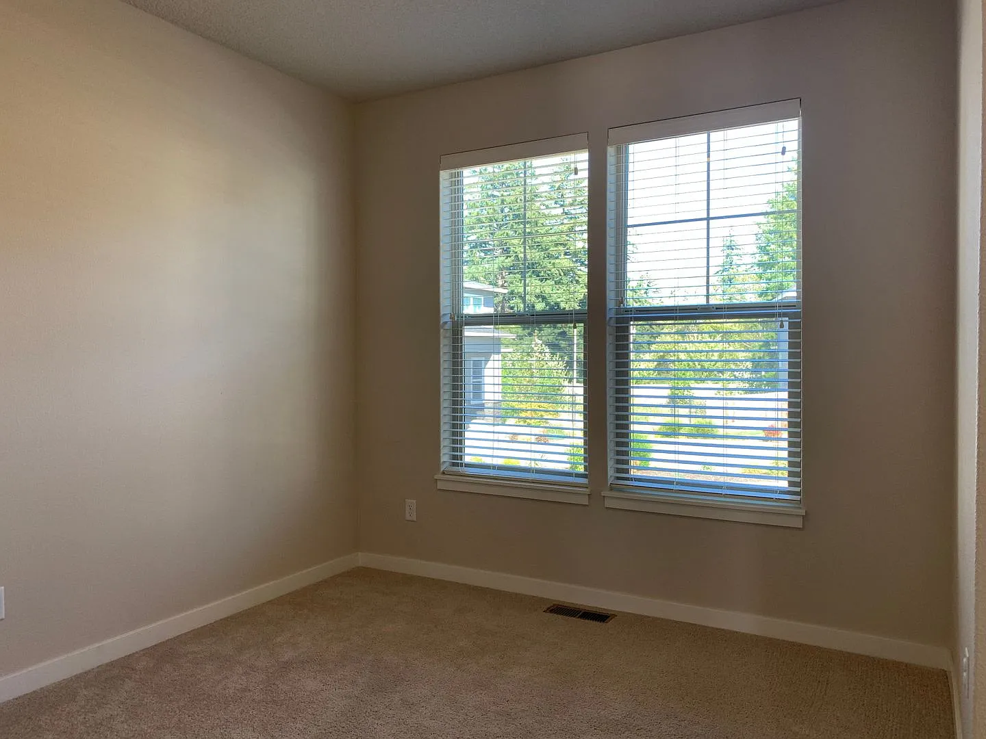 Beautiful 4BR in Camas! Modern Finishes! Close to Shopping & I-5! Schedule a tour today! — Photo 4