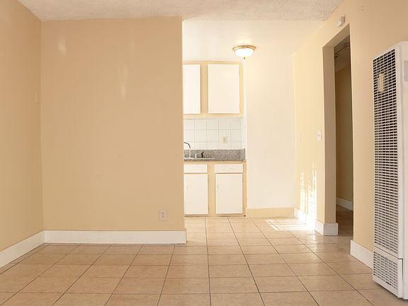 Living/Dining Room- North View/ Sala-Comedor -Norte