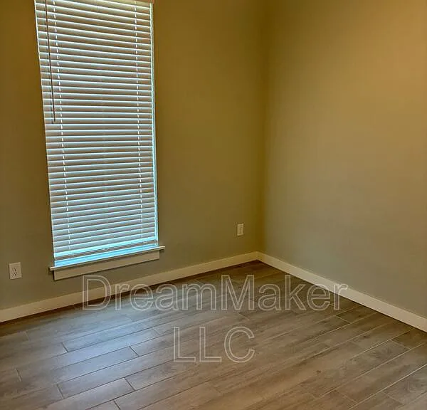 5225 E Maple Rd — Photo 5
