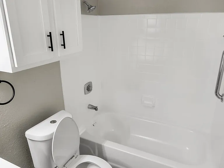 Laurel Heights Apartments — Photo 35