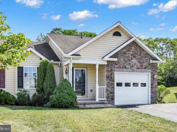 217 Maple Dr, Hanover, PA 17331