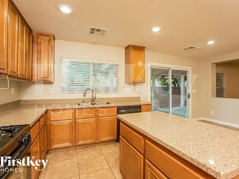 9947 Pioneer Ave — Photo 6