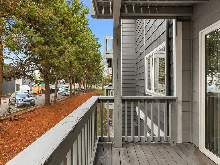 2550 N Vassault St — Photo 49