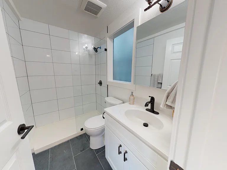 941B Center St #B — Photo 7
