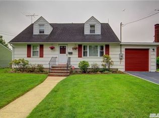 314 W Nicholai St, Hicksville, NY 11801