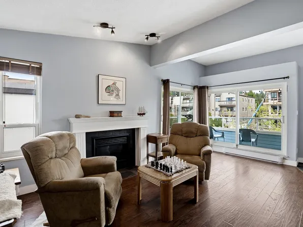 2615 Lonsdale Ave #303, North Vancouver, BC V7N 3H7