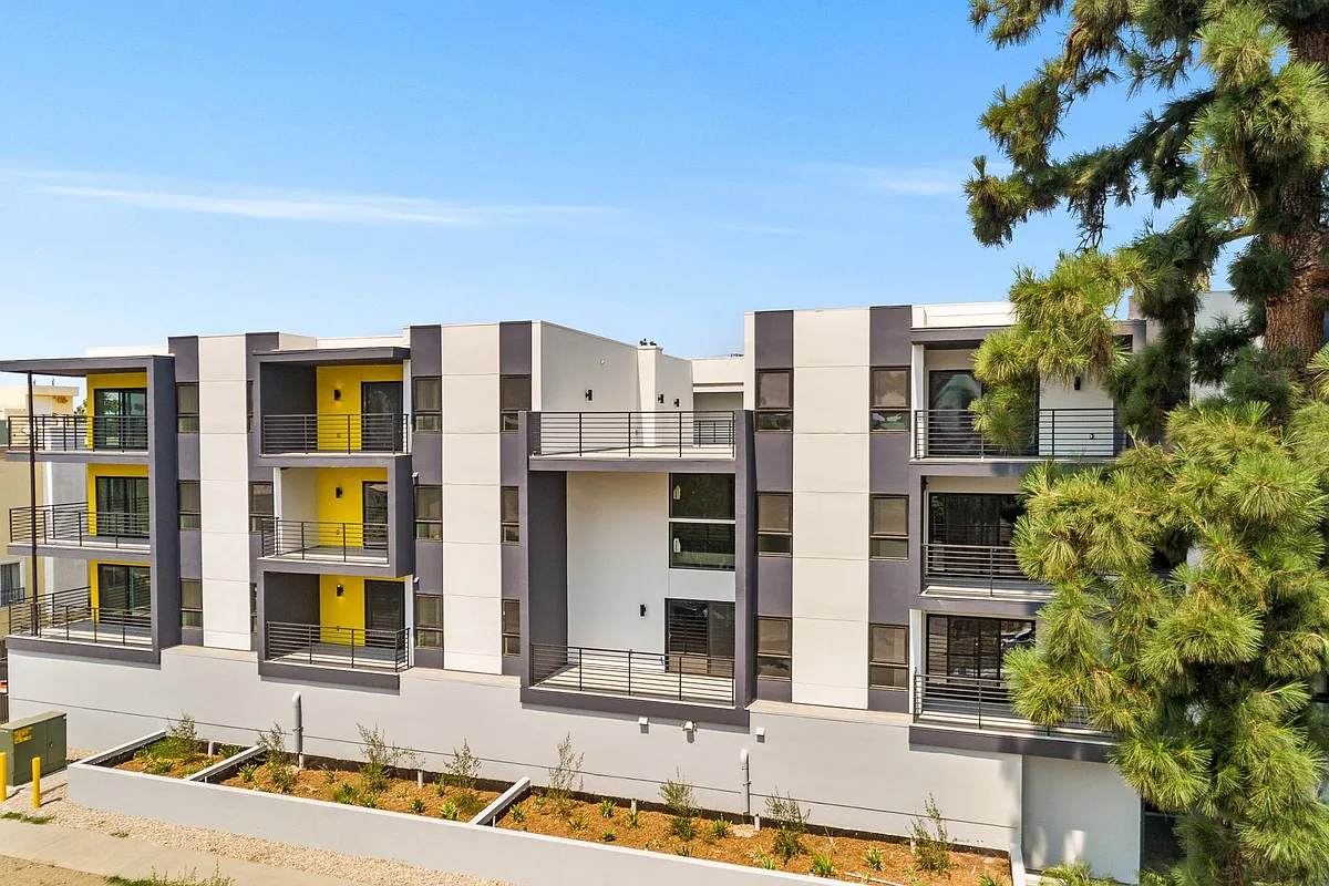 Building Photo - 6363 Tyrone Ave #406