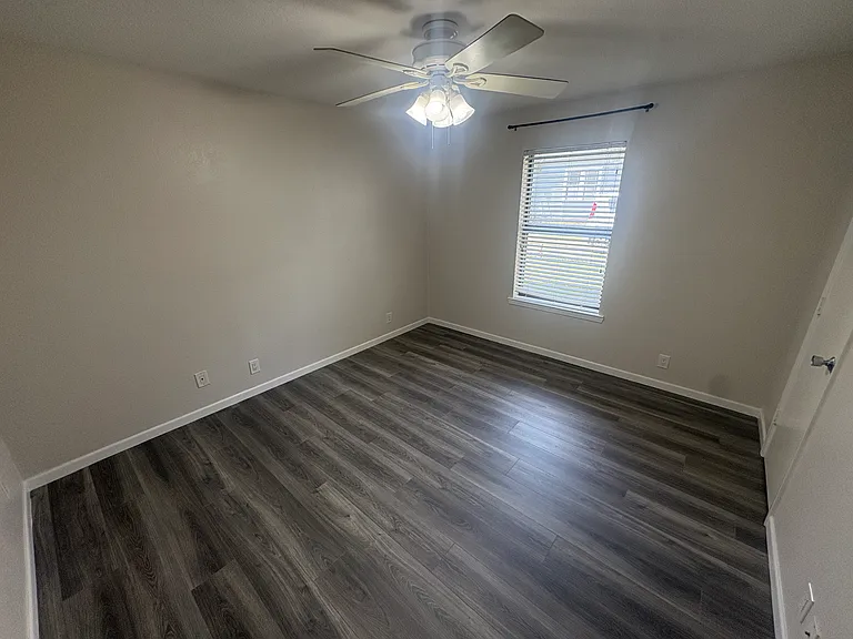 906 N Austin St — Photo 13