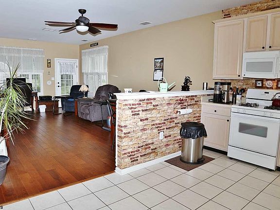 5th image of 141 Brewster Dr
