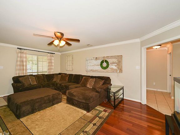 4th image of 26 Garden Oaks Dr