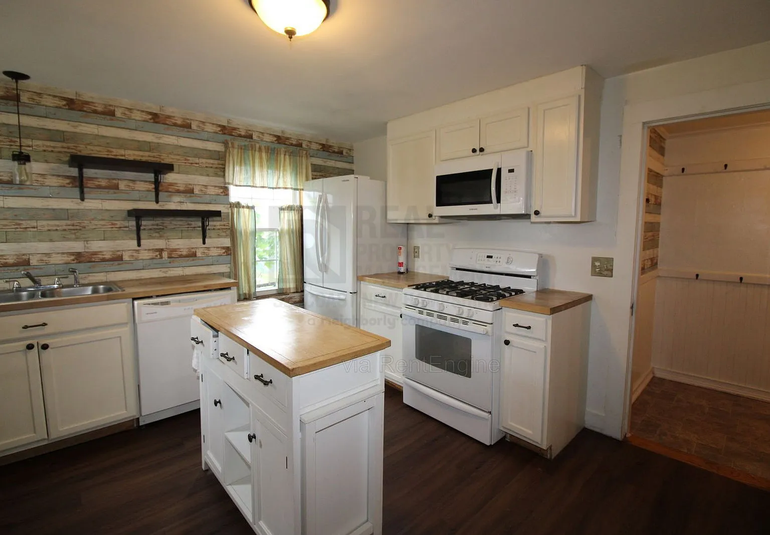 3 bed, 2.0 bath, 1760 sqft, $2,000 — Photo 1