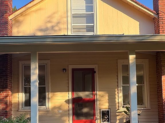 Screened front entrance and doggie door.