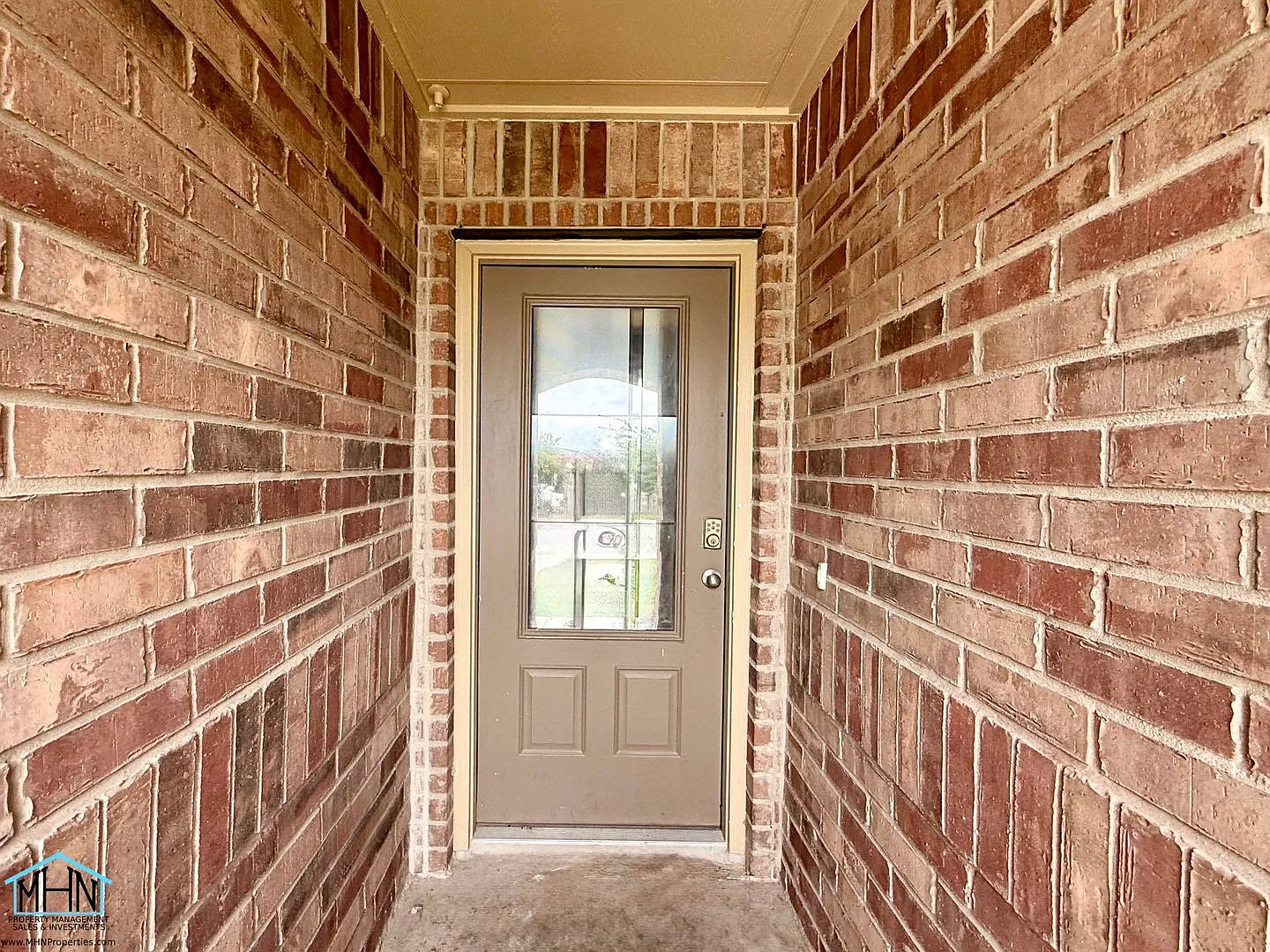 Spacious Single-Story Home in Whisper Falls Community with easy access to Highway 90 and Loop 160... — Photo 2