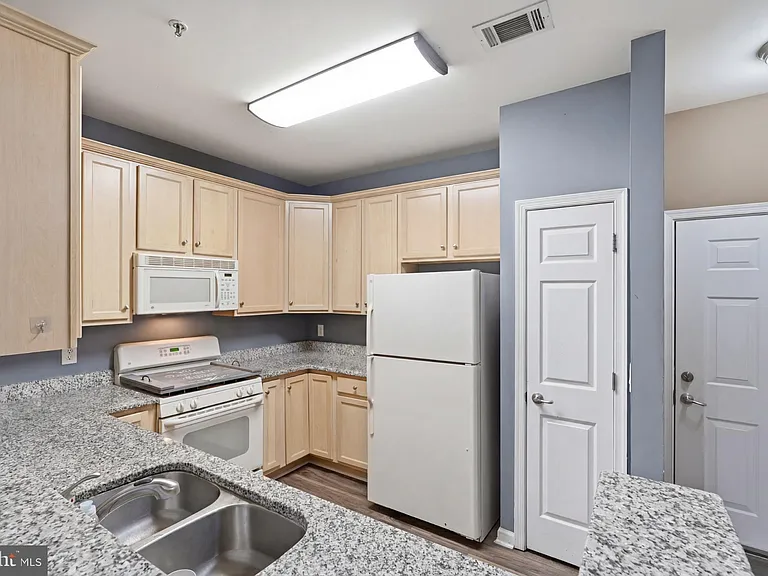 3850 Lightfoot St #155 — Photo 4