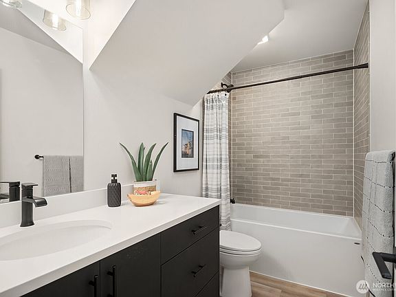4th image of 5026 35th Avenue NE