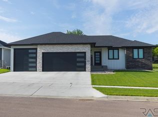 9517 W Kingfisher Dr, Sioux Falls, SD 57107