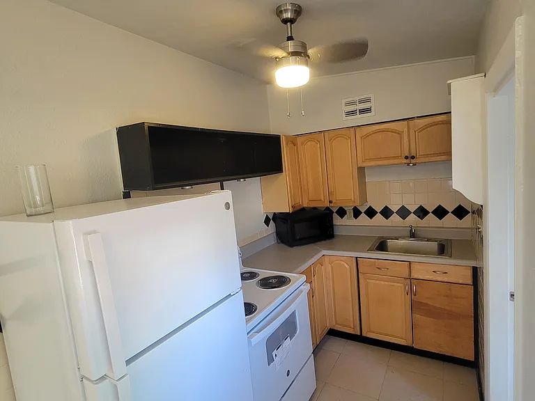 2361 Dallas St — Photo 7