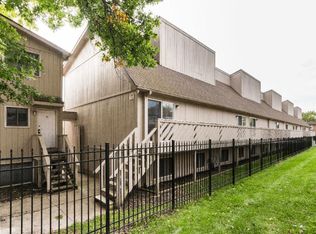 820 Edgebrook Dr APT 6, Dekalb, IL 60115