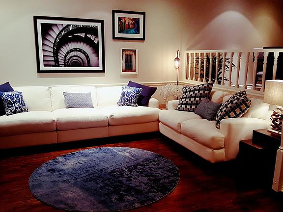 Living room w recess lighting