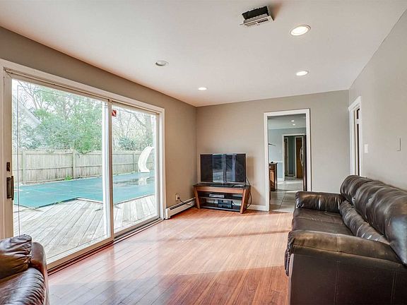 3rd image of 24 Bucknell Ln