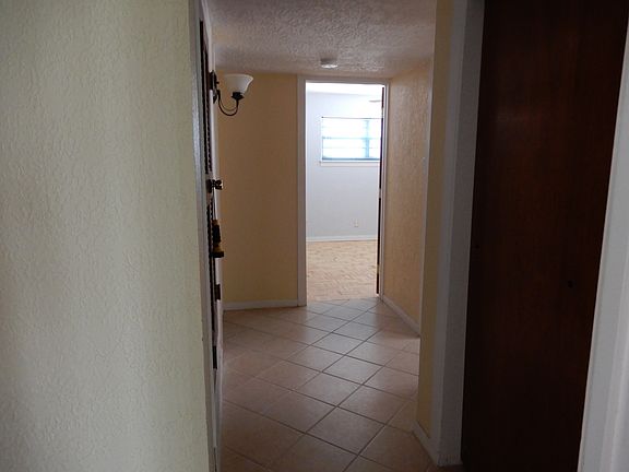 Hallway/Linen Closet