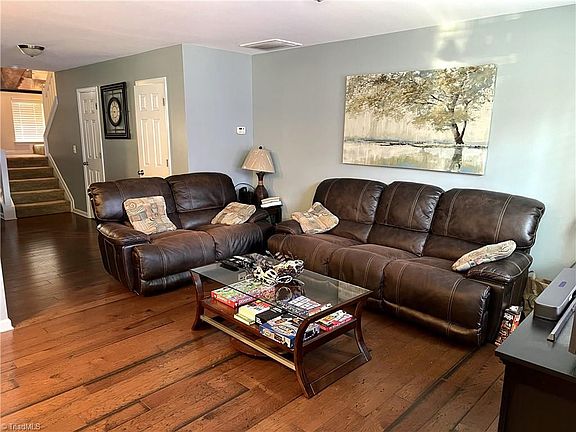 2nd image of 304 Robyns Glen Cir