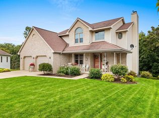 1608 Meadow Wood Ct, Green Bay, WI 54313