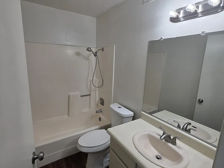 344 W Chevy Chase Dr #7 — Photo 20
