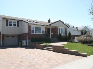 90 Hillary Ln, Westbury, NY 11590