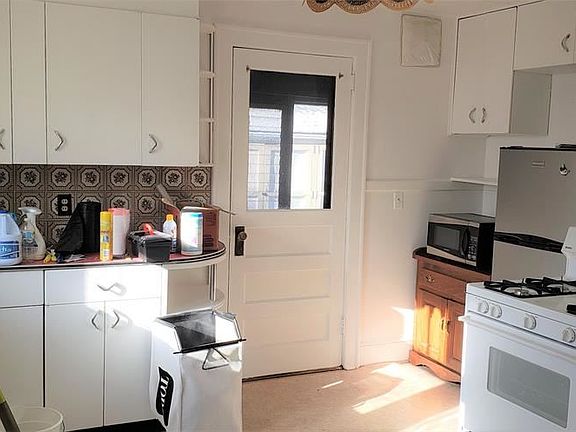 3rd image of 54 Helen St